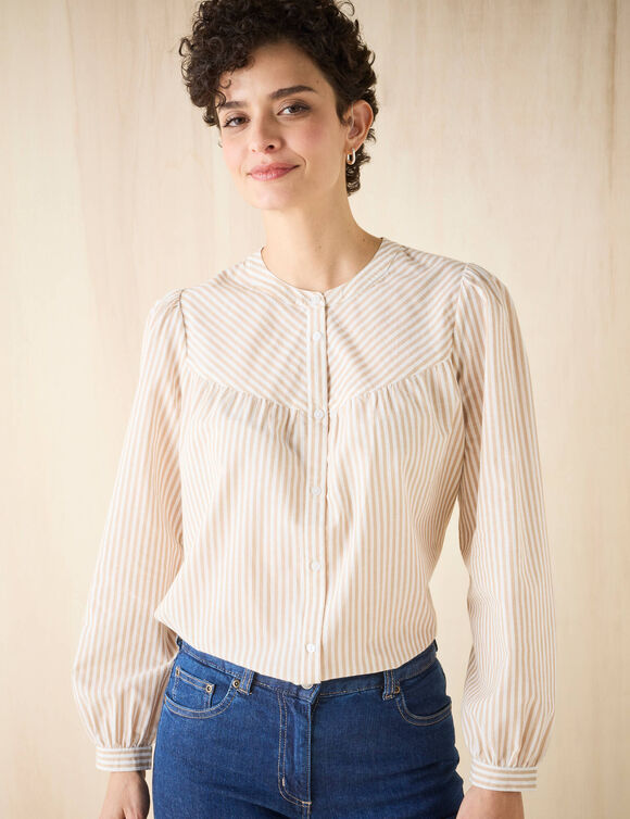 Chemisier boutonné col rond rayé (beige / blanc) Chemisier boutonné col rond rayé (beige / blanc)